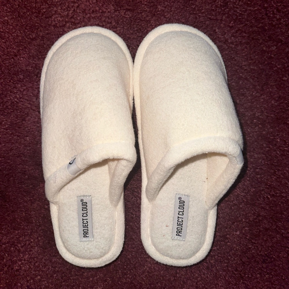 BRAND NEW - project cloud slippers